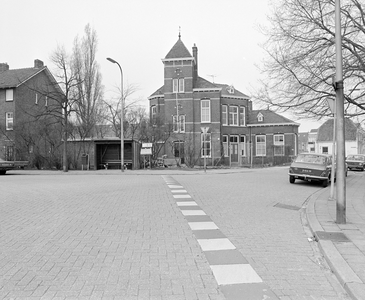 884714 Gezicht op het pand Hogelanden W.Z. 32 (voormalige politiepost Rodebrug), met links de Anton Geesinkstraa; ...
